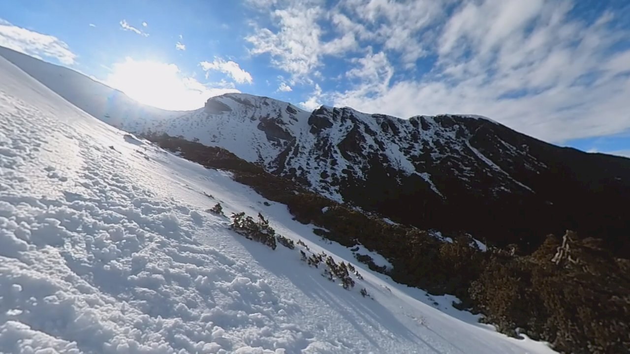 VIDEO: Hikers built igloo with unexpected snow on Hsuehshan Mountain