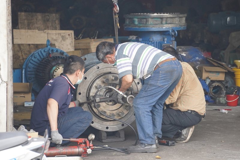 Labor minister non-committal on potential 5% minimum wage rise