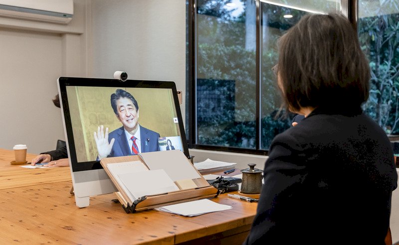 Tsai Ing-wen meets with Shinzo Abe