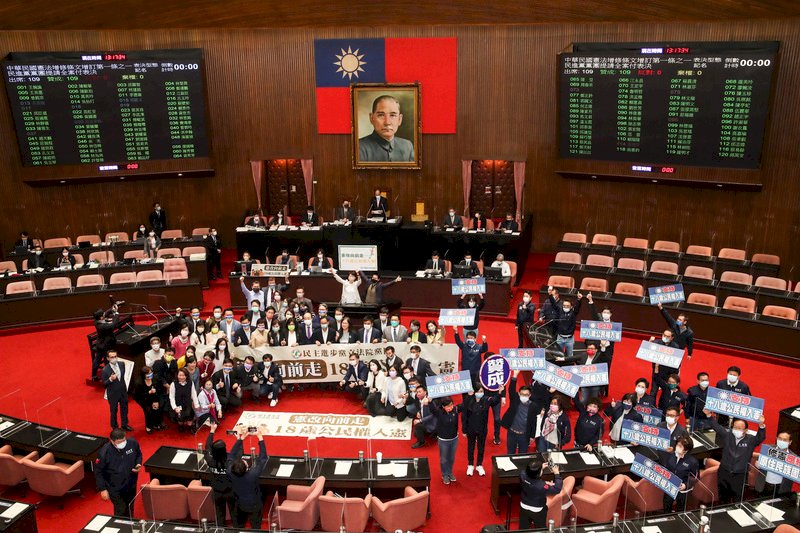 Taiwan lawmakers vote to lower voting age to 18