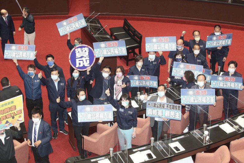 Taiwan legislature votes to lower voting age to 18