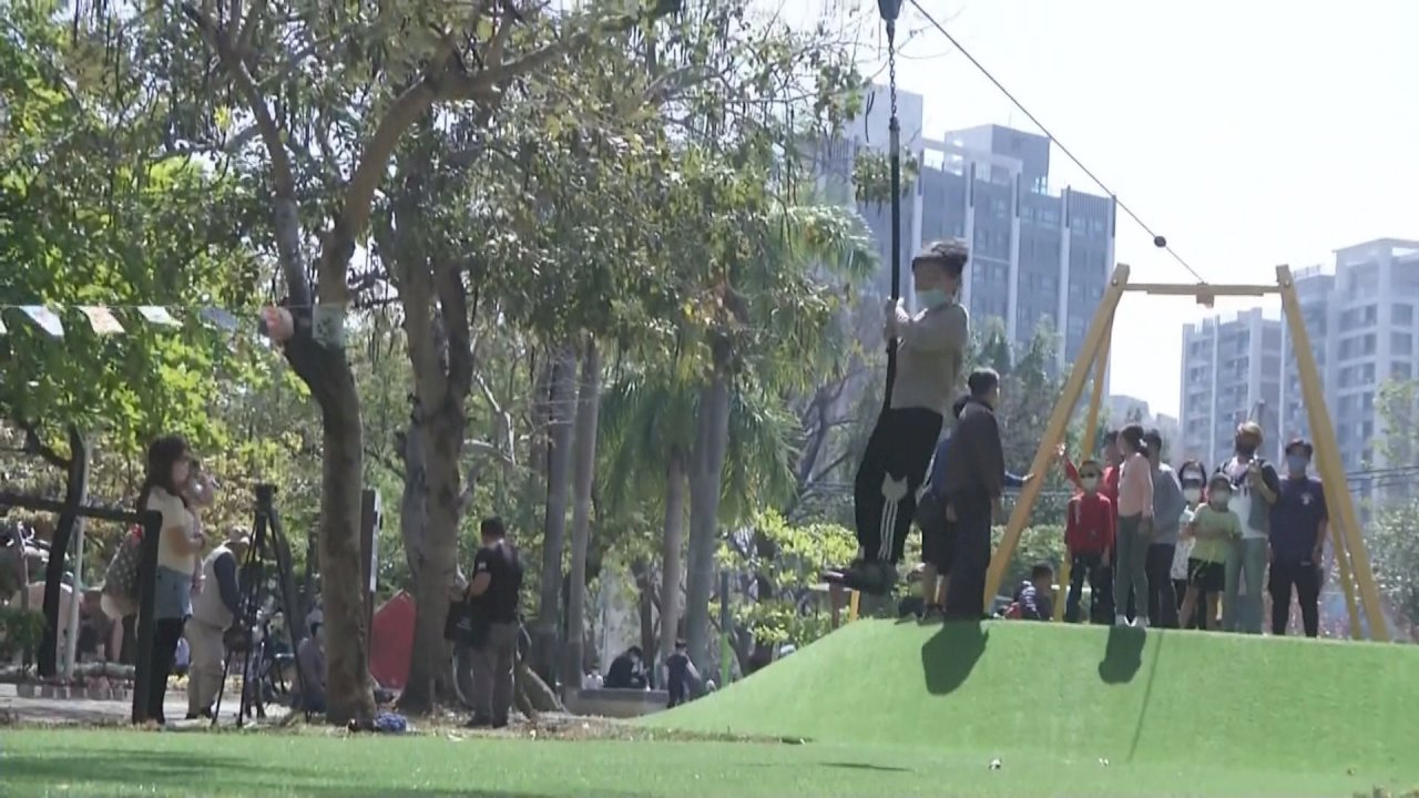 VIDEO: New, record-breaking zipline in Kaohsiung playground