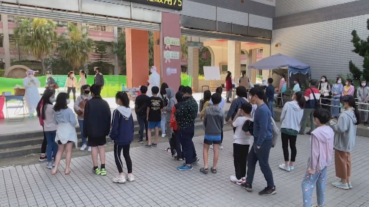 VIDEO: Parents worry over relaxed COVID-19 school closure rules