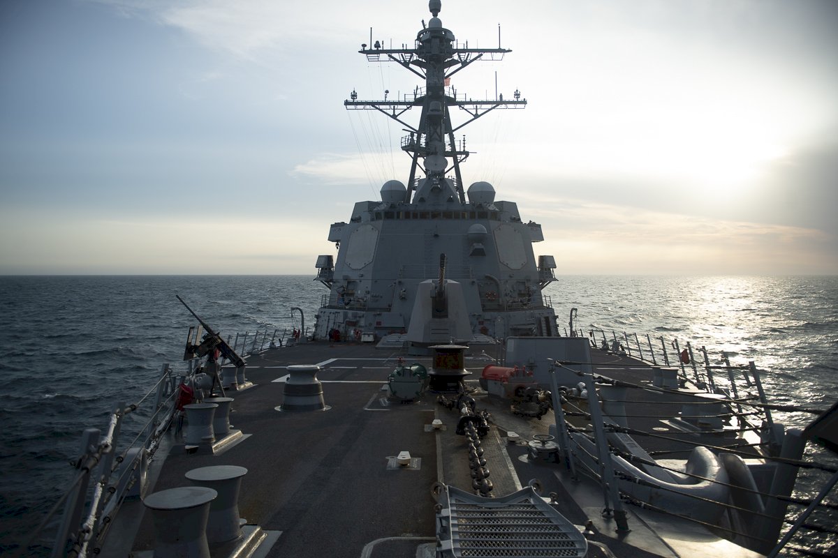 US Naval destroyer transits through Taiwan Strait