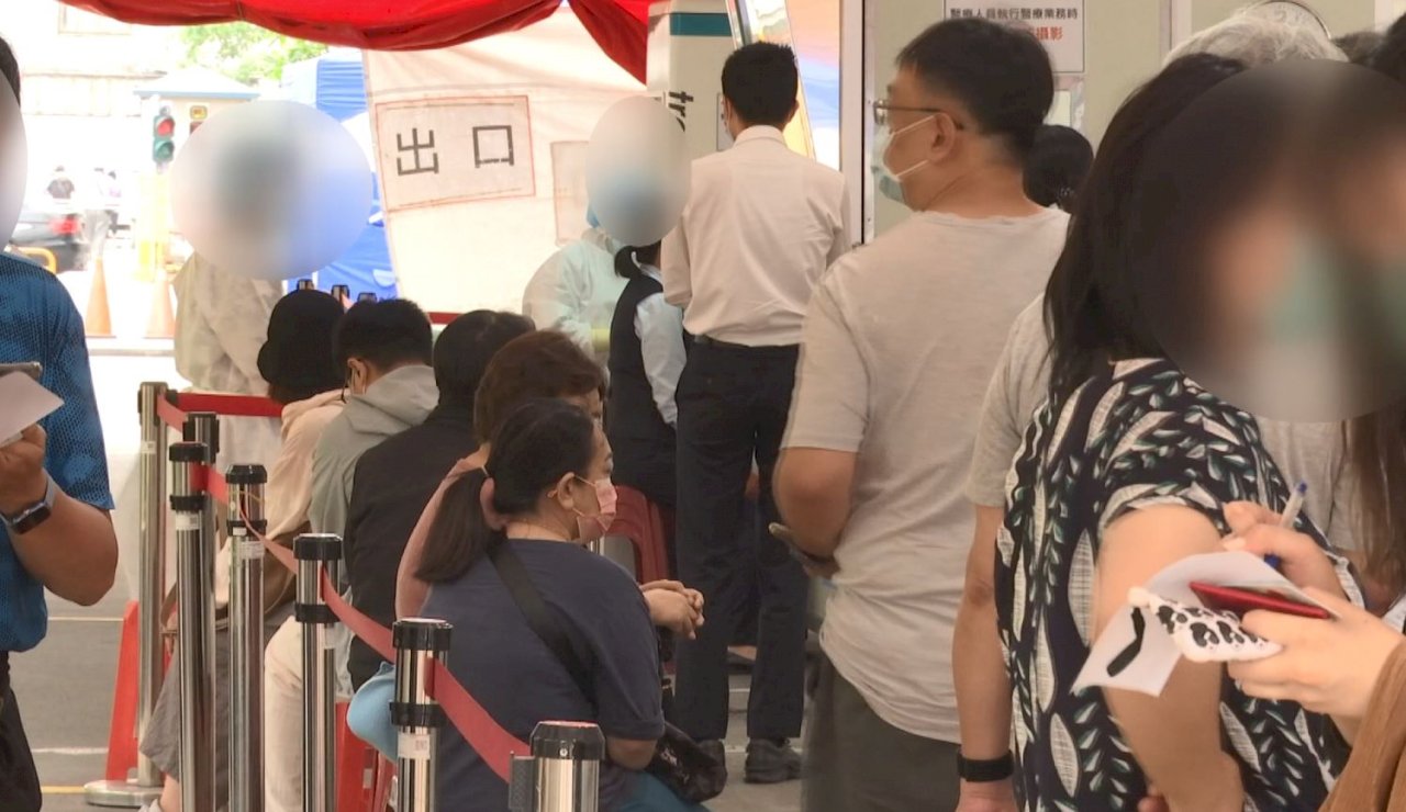 VIDEO: Doctors urge public not to panic as people rush to hospitals for COVID testing