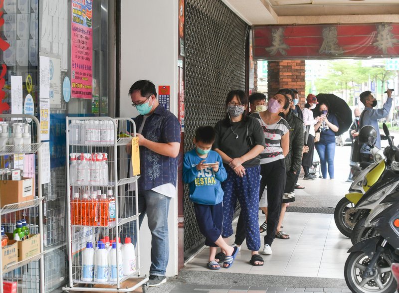 Government considering alternatives for distributing rapid tests