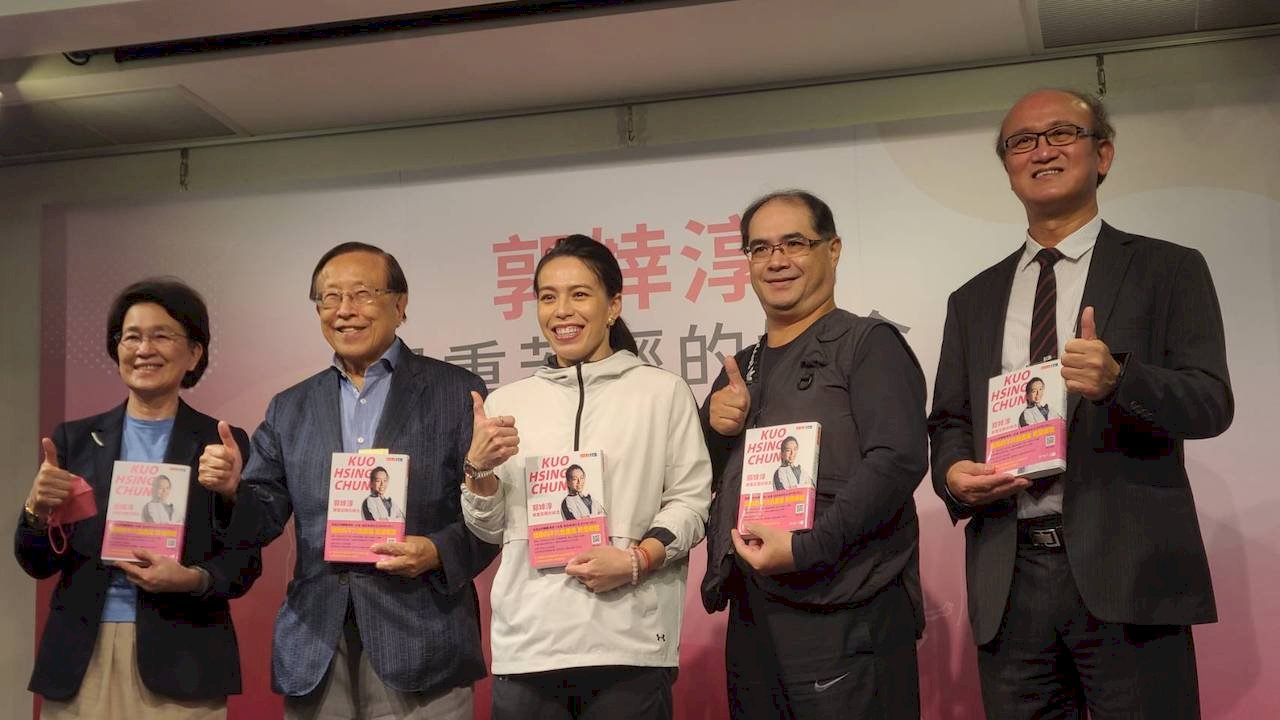 VIDEO: Taiwan champion weightlifter Kuo Hsing-chun launches new book