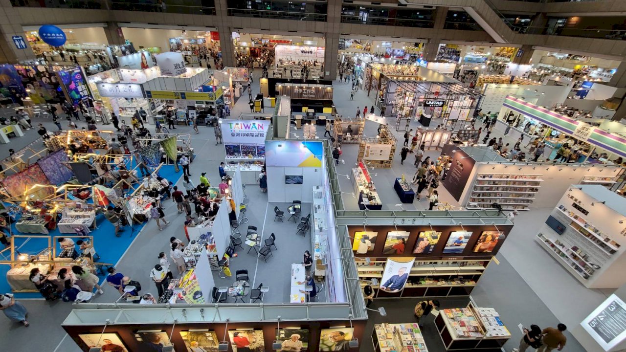 Book fair, coral reefs, flags in Kyiv, and minimum wage
