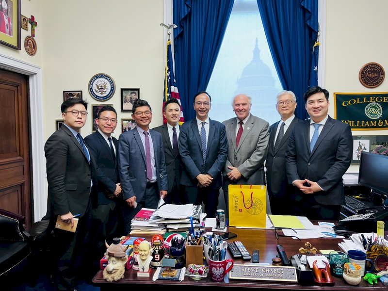 KMT Chairman Eric Chu meets with US security officials and lawmakers