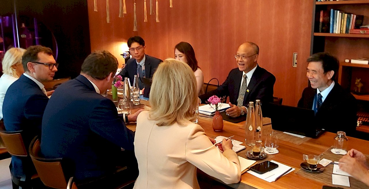 Taiwan, Lithuania hold talks on sideline of WTO meeting