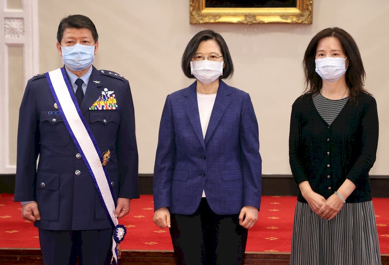 President Tsai presents award to senior military officer