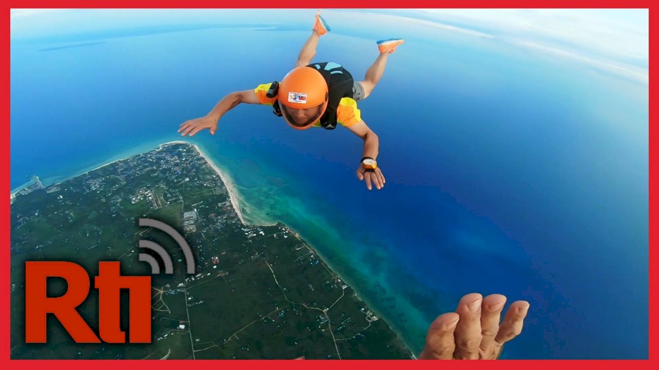 Free skydiving event in Taitung County attracts thousands of people