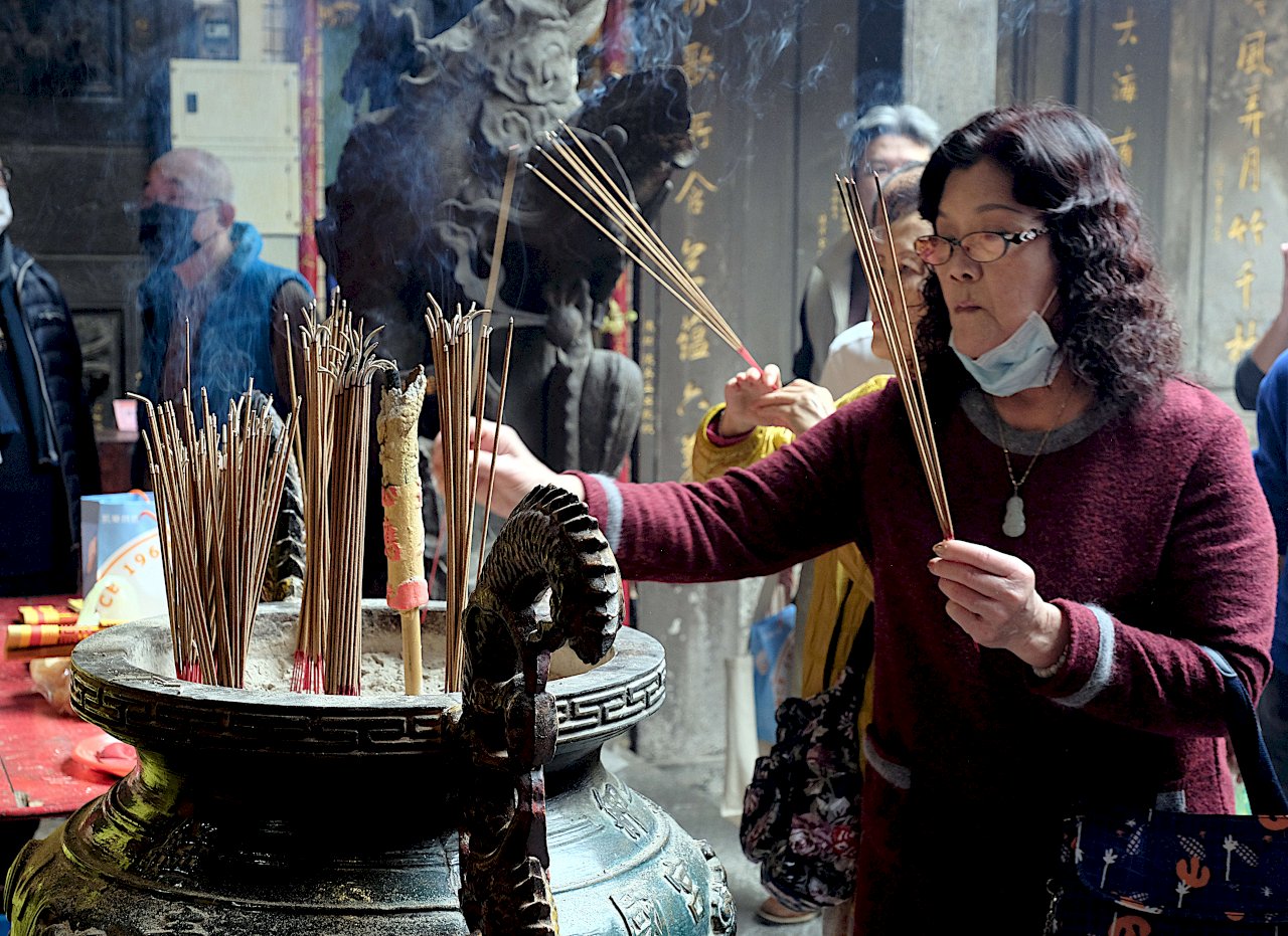 Burning incense at the Monga Qingshan Temple