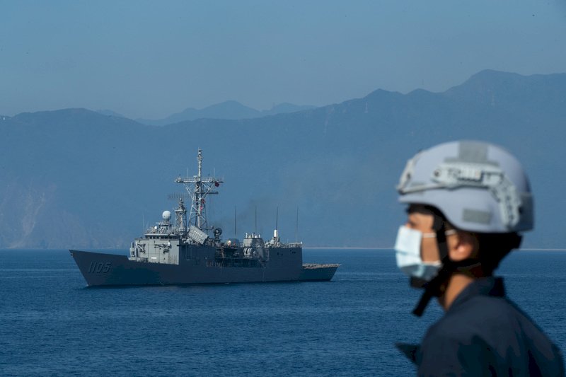 VIDEO: Chinese and Taiwanese naval vessels get close during China’s sea drills