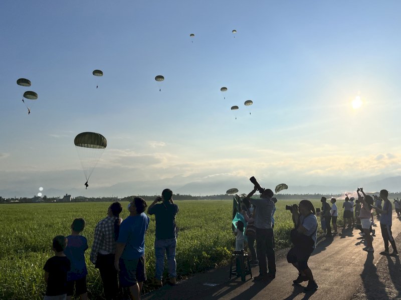 VIDEO: Paratroopers conduct training in southern Taiwan