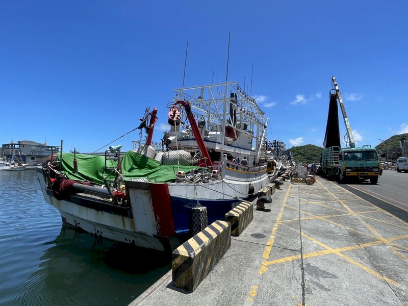 VIDEO: Taiwanese fisherman react to Chinese naval exercises