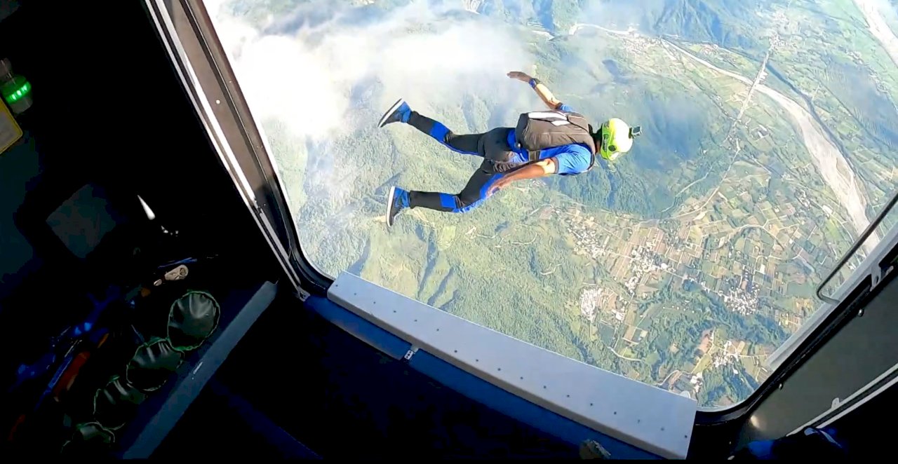 VIDEO: Skydiving performances kick off in Taitung