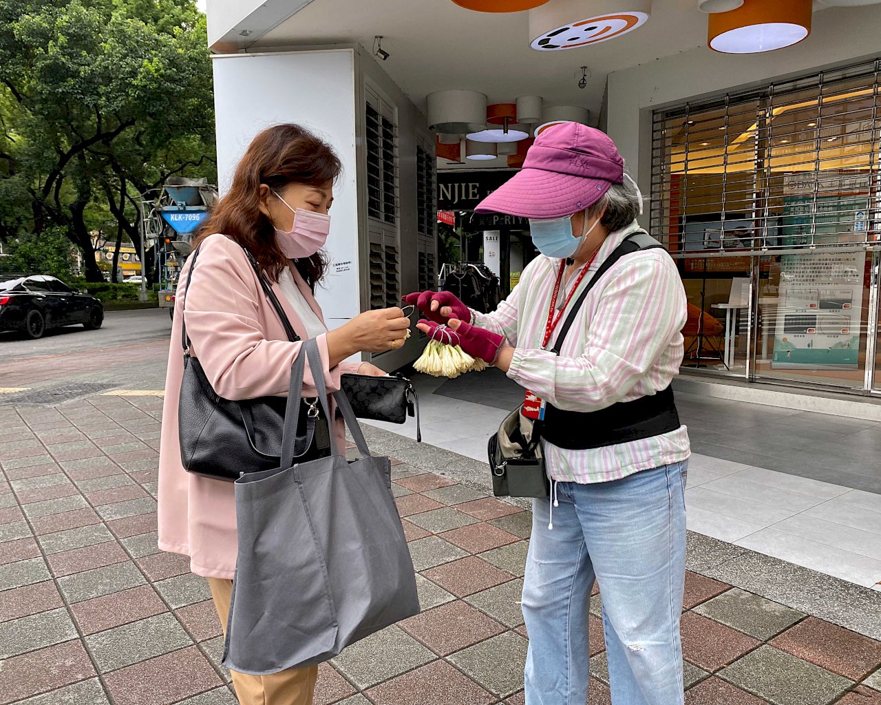 A second career: Selling Yulan magnolia flowers