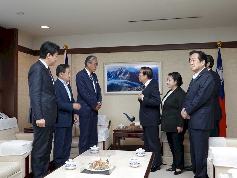 Japanese lawmakers offer assistance after earthquake