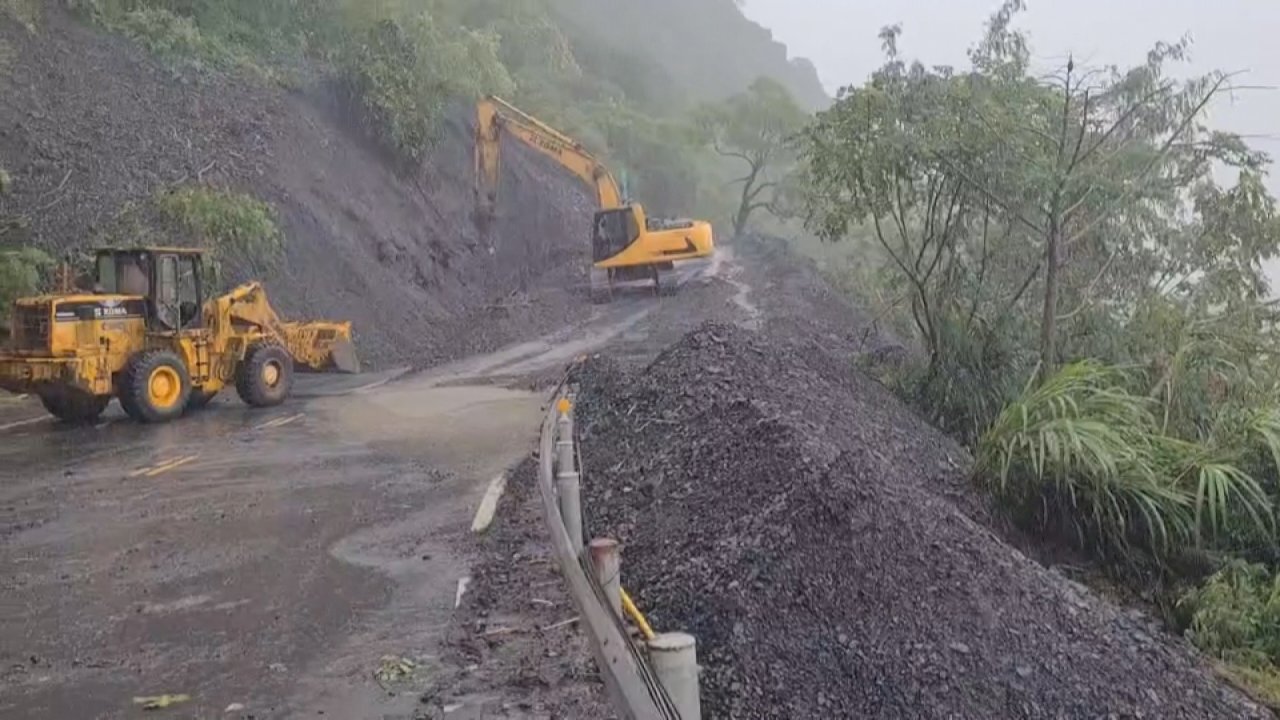 VIDEO: Hundreds rescued in #Taiwan after being stranded from mudslide