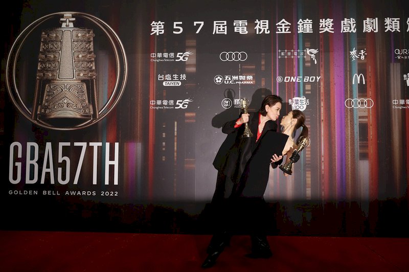 VIDEO:  Chen Ya-lan becomes first woman to win Best Leading Actor at Golden Bell Awards