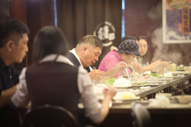 VIDEO: Eating hot pot during cold weather could be risky for elderly eaters