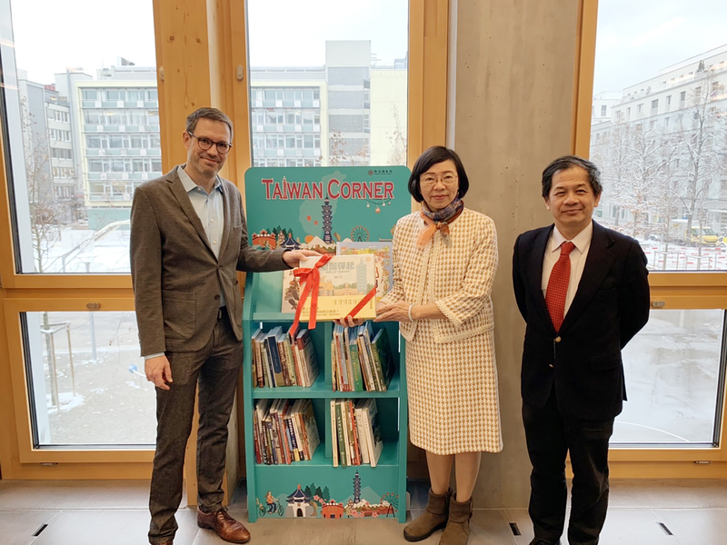 Taiwan gifts books to public library in Switzerland