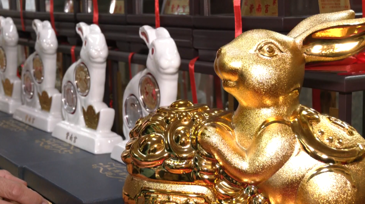 VIDEO: Temple gifts lucky coins to welcome the Year of the Rabbit