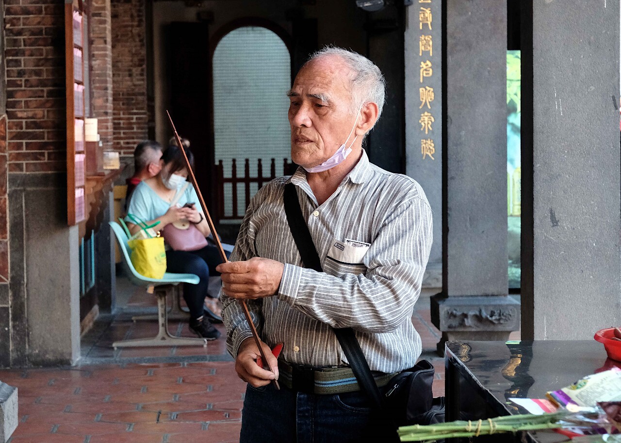 Taiwanese means of divination: Prayer sticks and pink slips