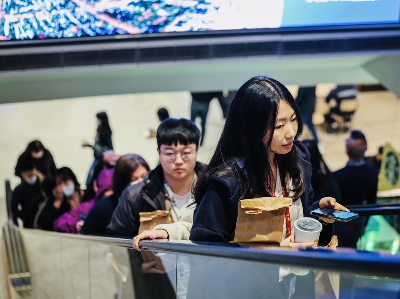 VIDEO: Taiwan’s indoor mask mandate lifted, but many still wear them