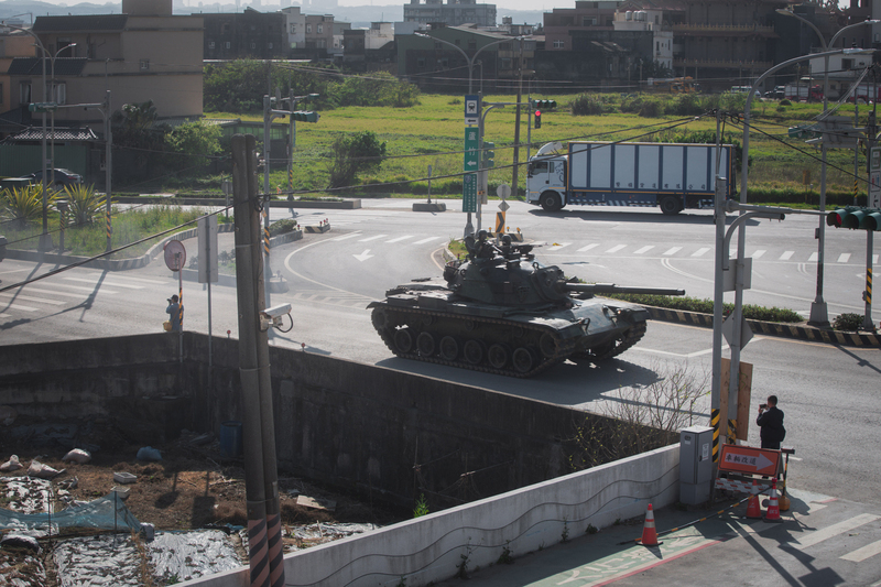 VIDEO: Army M60A3 tank leaks oil on Taichung road