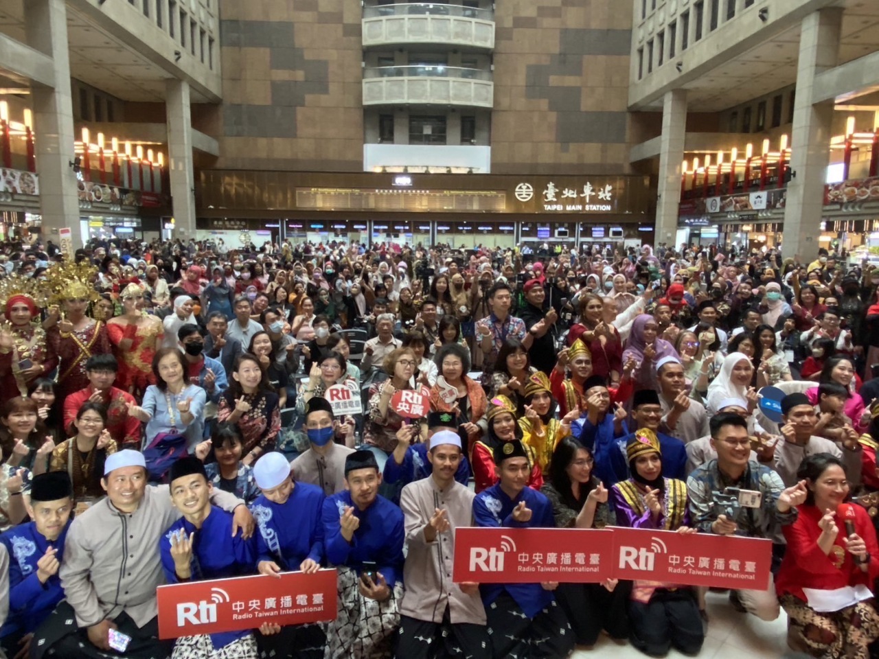 Rti celebrates Kartini Day and Eid Al-Fitr with fans at Taipei Main Station