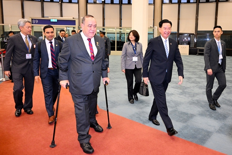 Guatemalan president and delegation arrive in Taiwan