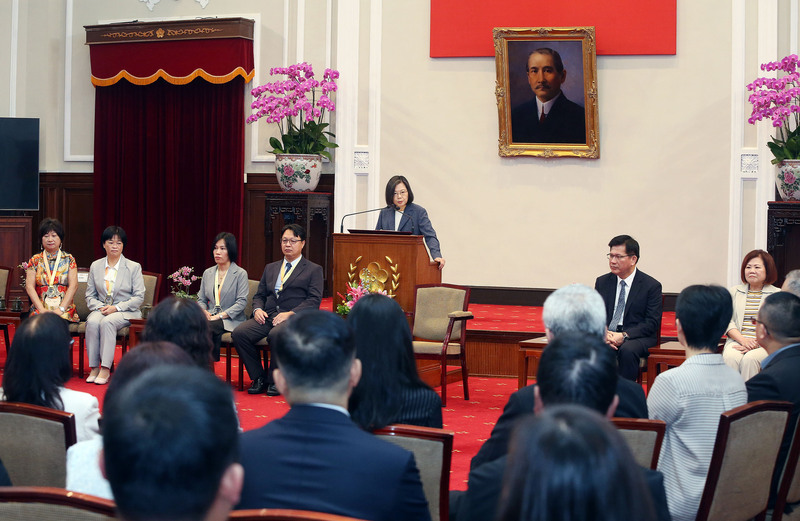 President Tsai Ing-wen recognizes model workers ahead of Labor Day
