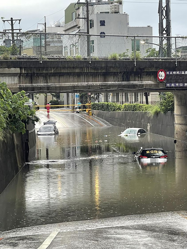 VIDEO: Heavy rains lead to flooding in Hsinchu County