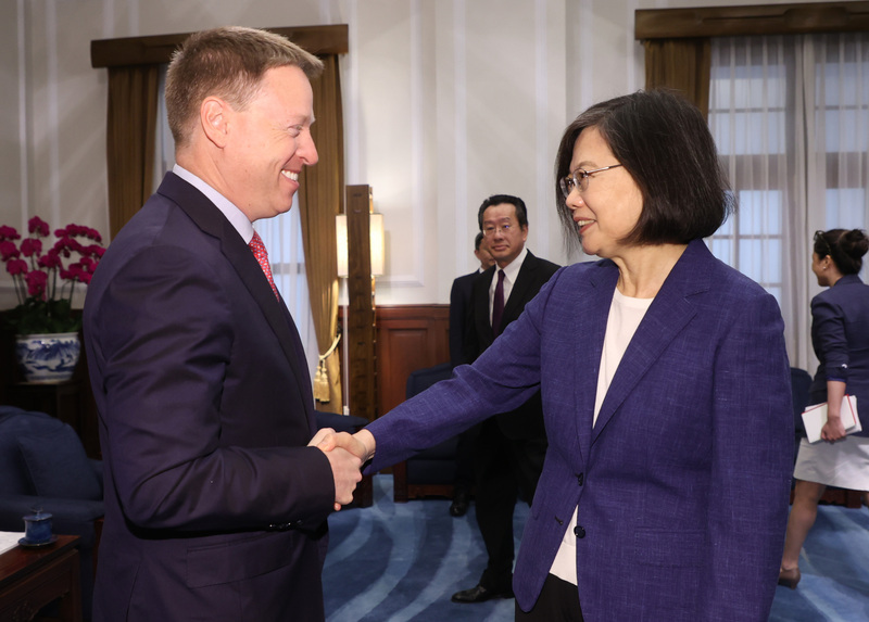 President Tsai Ing-wen received a visiting delegation from the American think tank Foundation for Defense of Democracies on Thursday
