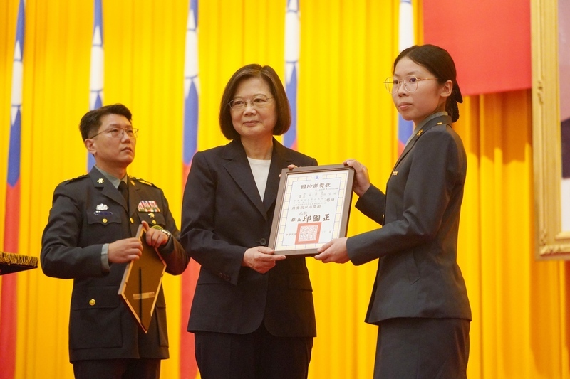 VIDEO:  President Tsai congratulates new military graduates