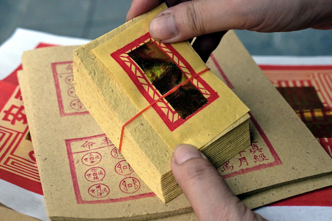 Making offerings to guardian spirits for Dragon Boat festival