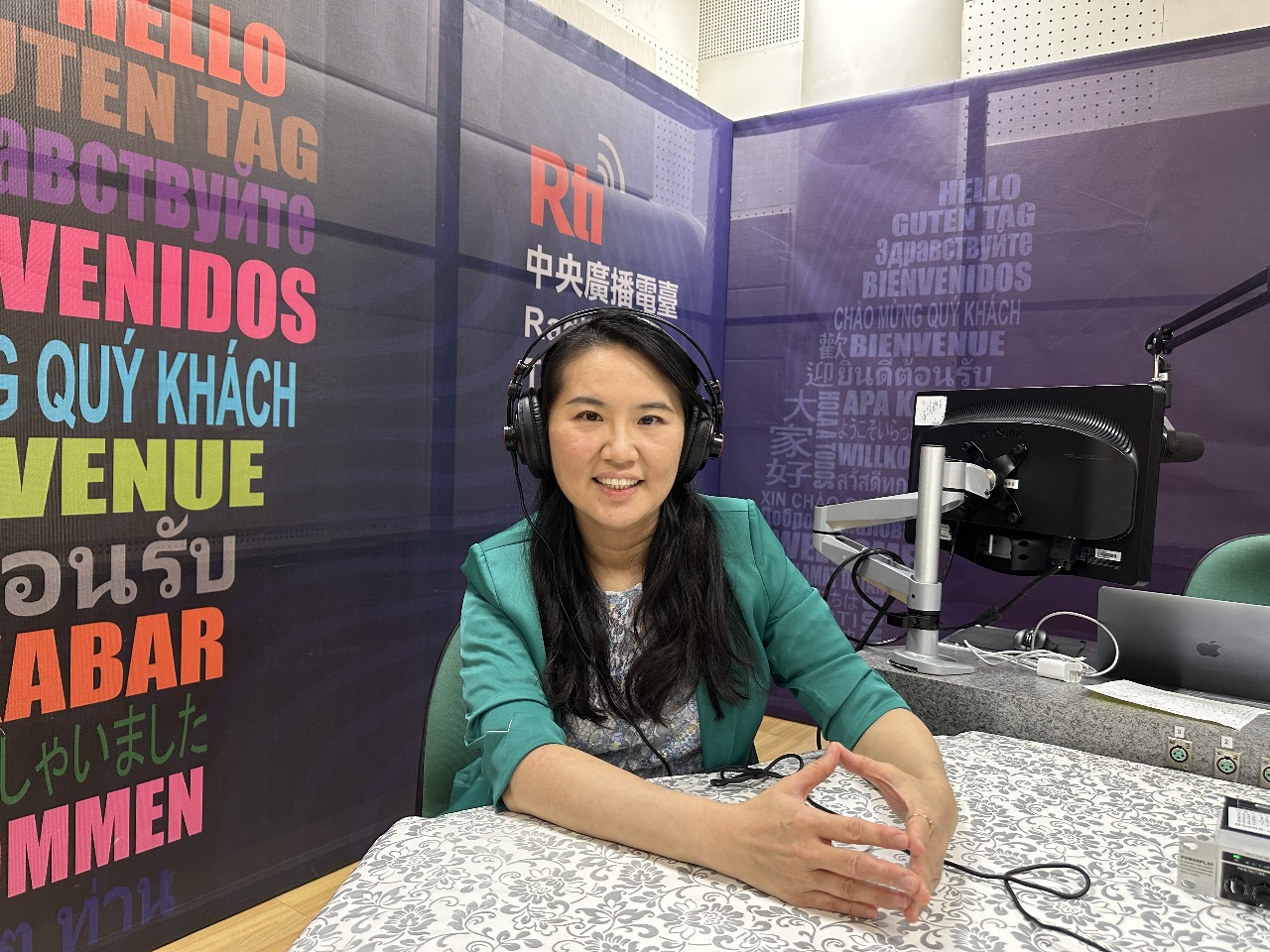 The experience of Taiwanese female flight attendants ft. Louisa