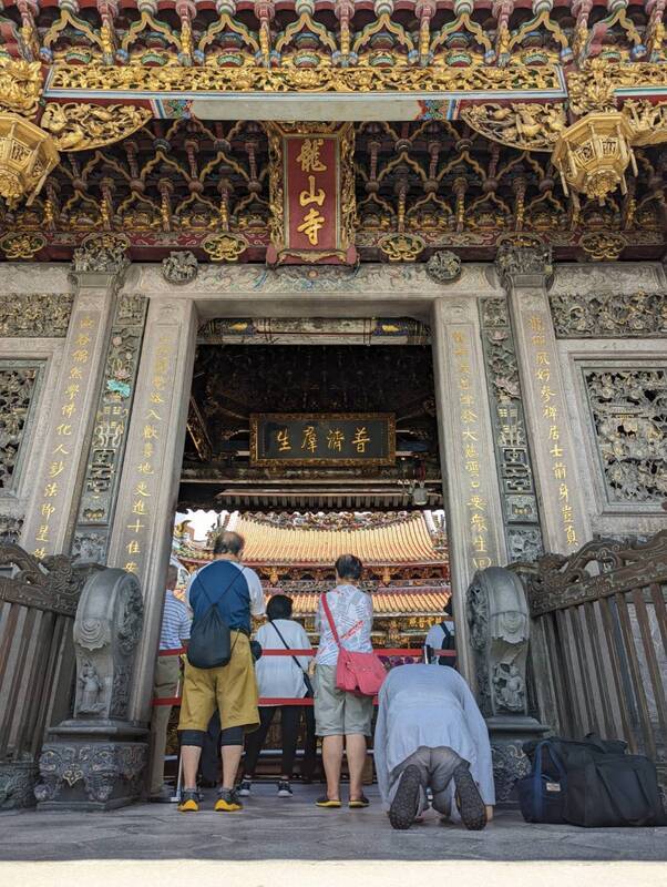 VIDEO: Long lines form at Longshan Temple for Lunar New Year lanterns