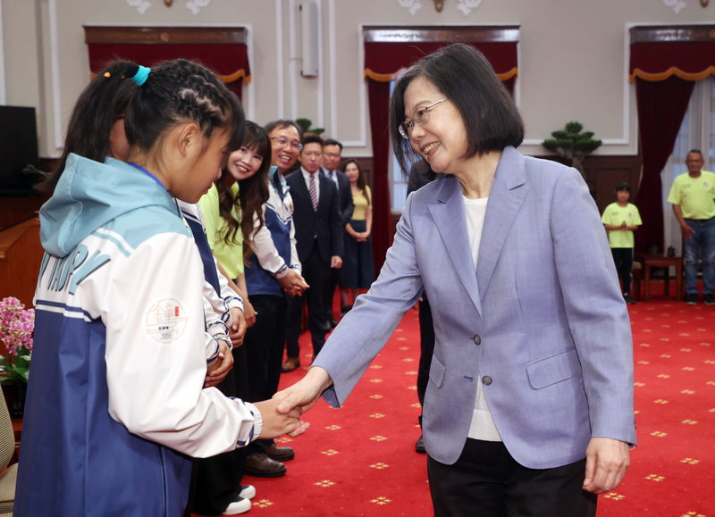 President Tsai meets with young winners of the Helsinki Cup football tournament