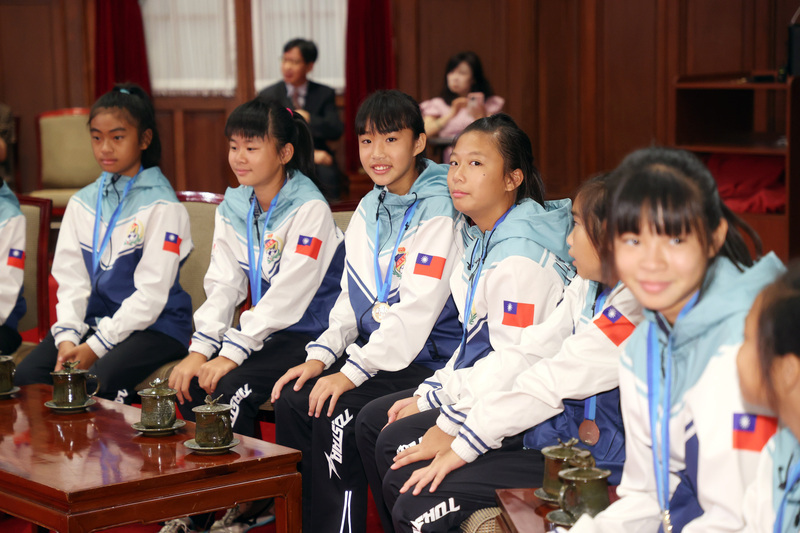 President Tsai meets with young winners of the Helsinki Cup football tournament