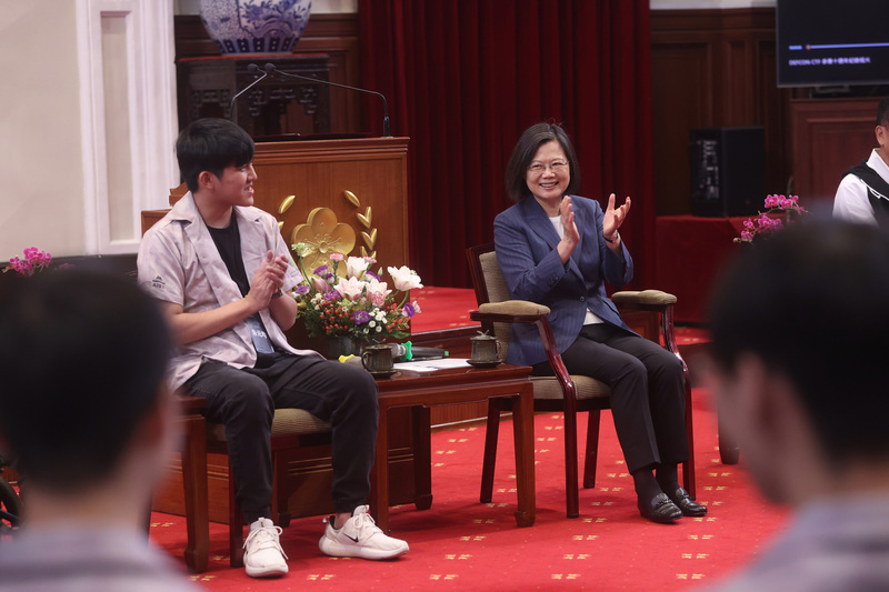 President Tsai Ing-wen welcomes Taiwanese hacker team that won 3rd place at hacker convention