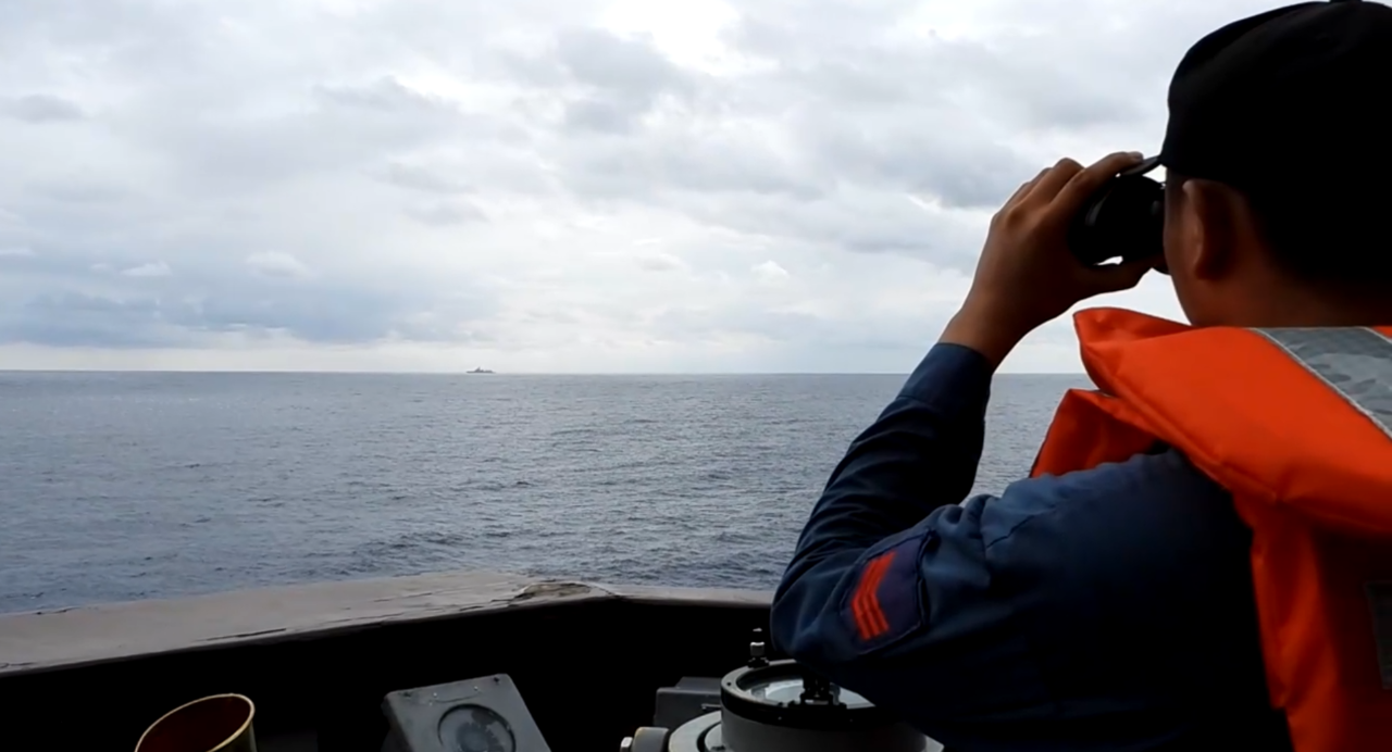 Chinese Shandong aircraft carrier sails along Taiwan Strait median line