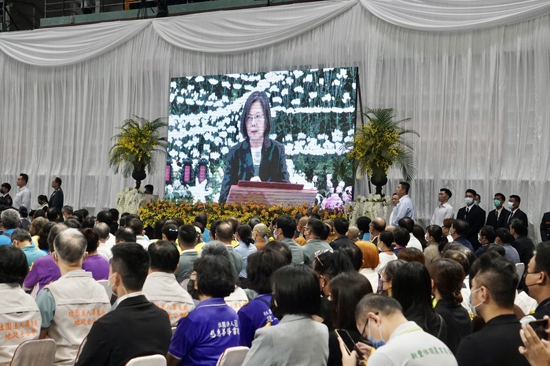President Tsai pays tribute to fallen firefighters