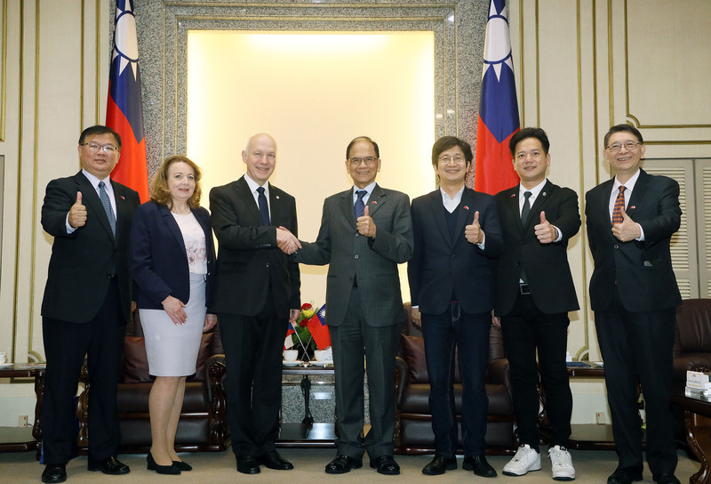 Czech senator visits Taiwan, warns of overreliance on Chinese economy