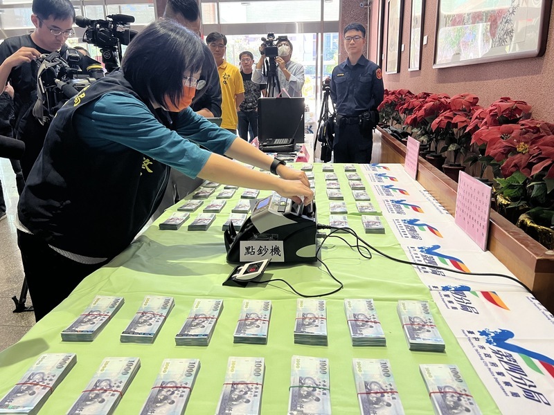 VIDEO: Taichung police bust 6 election betting rings