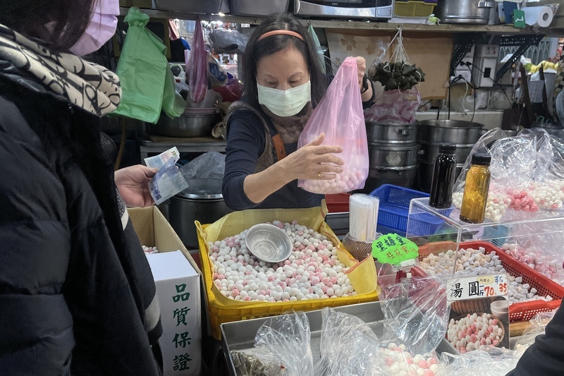 What types of winter snacks do Taiwanese people enjoy?