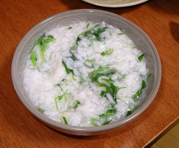 WATCH: Taiwanese stave off cold with soup and rice porridge