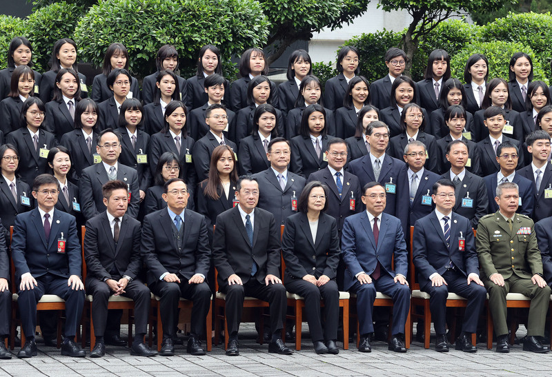 President addresses new Investigation Bureau agents, urging them to safeguard the rule of law